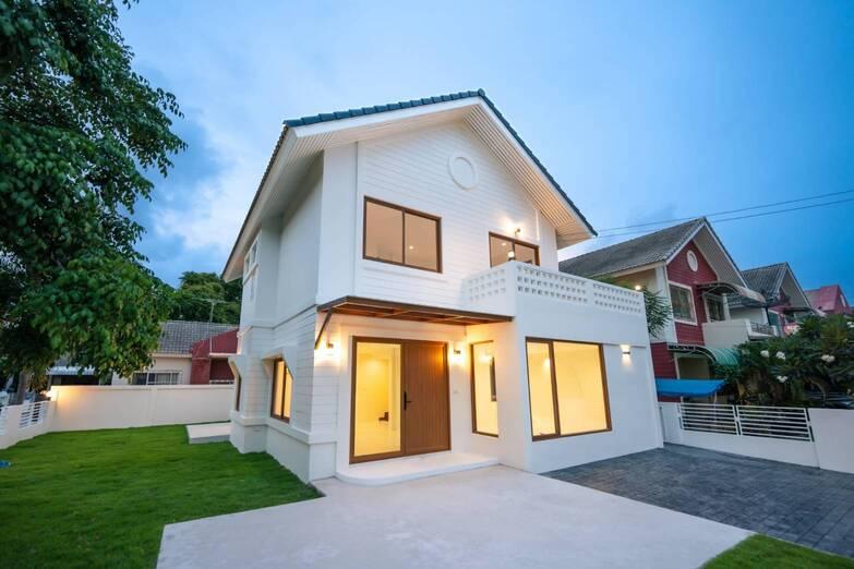 ขาย หรือ ให้เช่า บ้านเดี่ยวพื้นที่กว้าง ติดถนนสุขุมวิท หมู่บ้านบางละมุงโมเดิร์นโฮม ชลบุรี 2