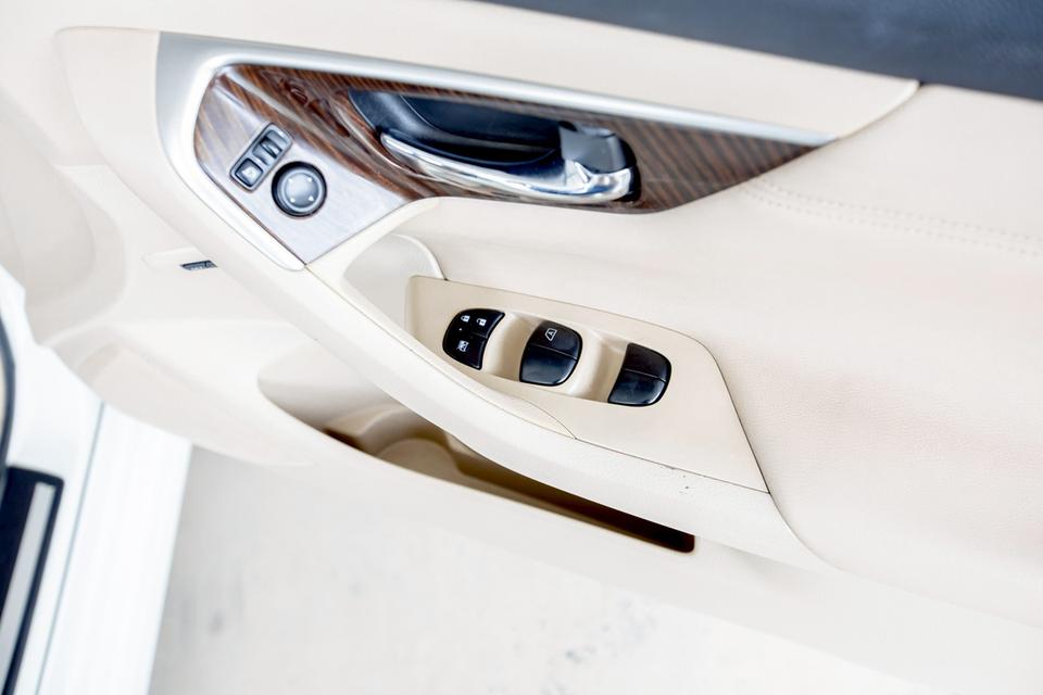Nissan Teana 2.0 XL ปี 2015 สีขาว มือเดียวป้ายแดง ไมล์แท้ 87,906 กิโลแท้ 17