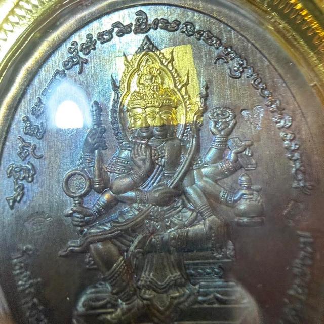 พระอาจารย์ต้อม วัดท่าสะแบง รุ่น อุดมทรัพย์ เนื้อนวะหน้ากากชุบทองคำแทหลังฝันตระกรุดทองคำ พร้อมเลี่ยมกรอบอิตาลี่สั่งทำฝังเพชร เลขโค๊ด 16 รูปที่ 8