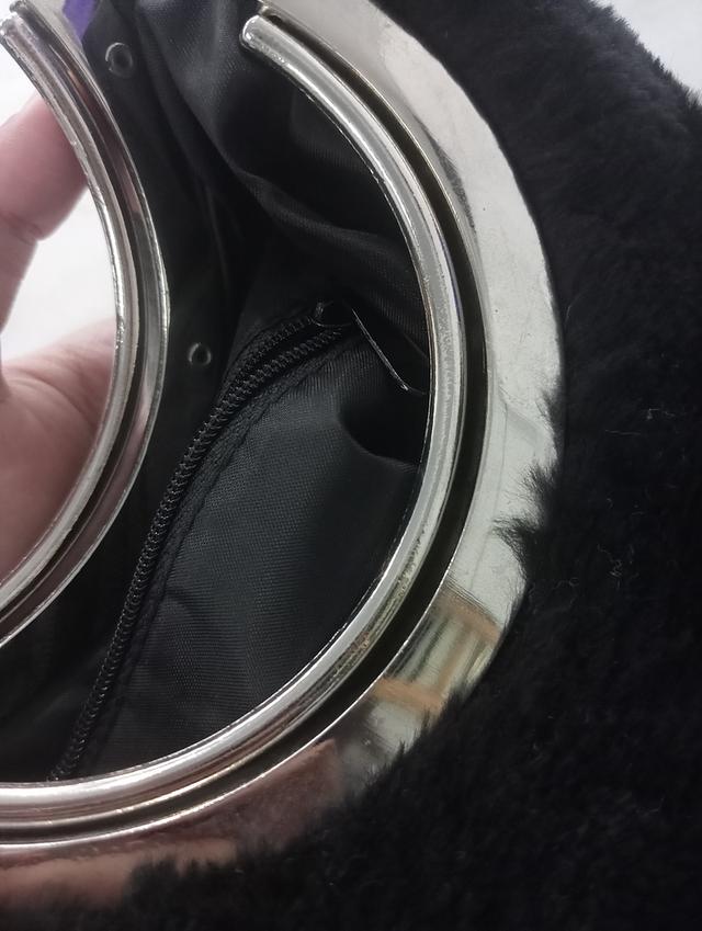 กระเป๋าลูกคุณหนู ขนปุกปุยสีดำ