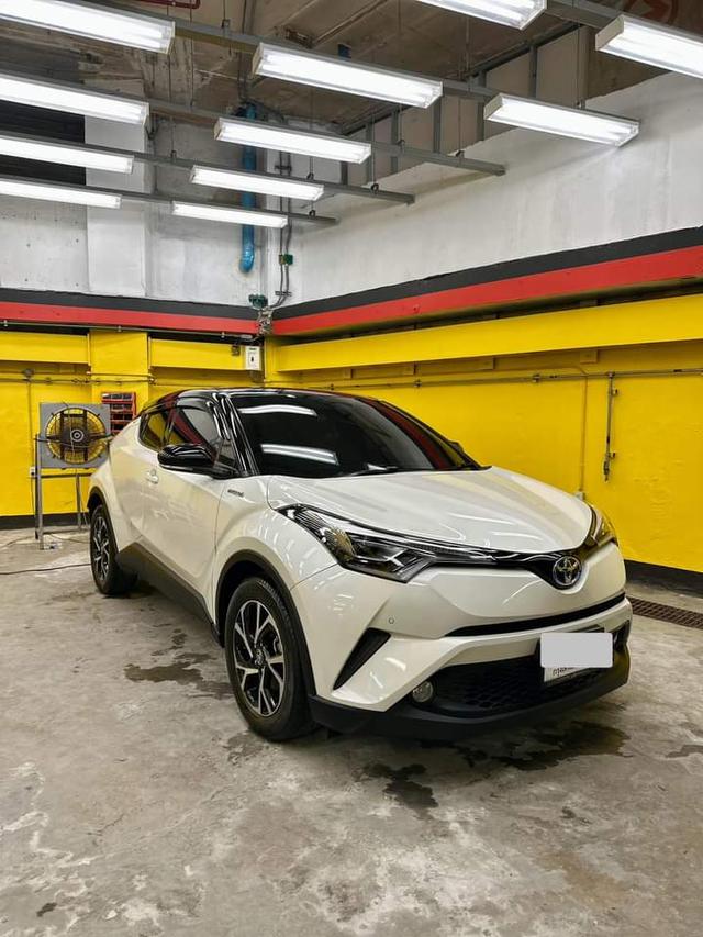 Toyota CHR สีขาว สภาพใหม่ๆ