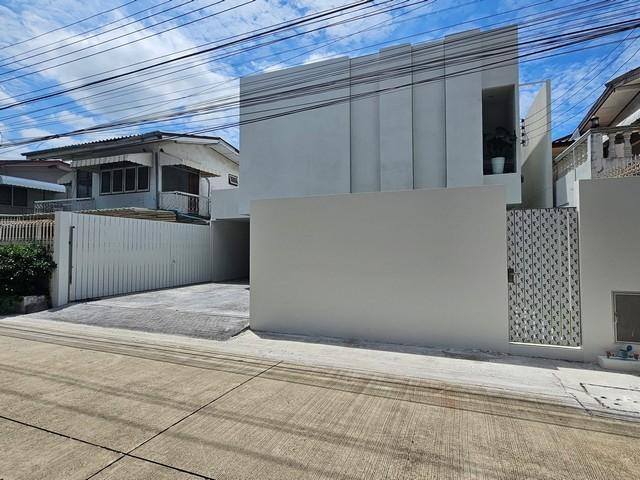 ขายบ้านเดี่ยว 2 ชั้น 50 ตร.ว. ถนนโชคชัย 4 Modern Private บ้านรีโนเวทใหม่ 2