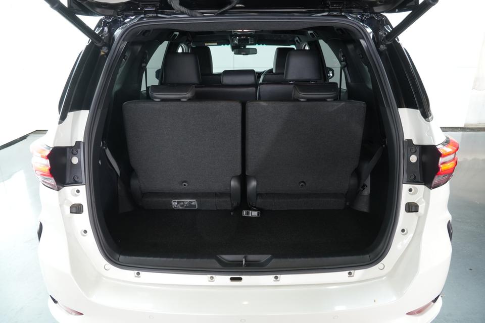 2022 TOYOTA FORTUNER 2.8 GR SPORT BLACK TOP 4WD SUV สีขาว-ดำ เลขไมล์ 27929 กม. 7