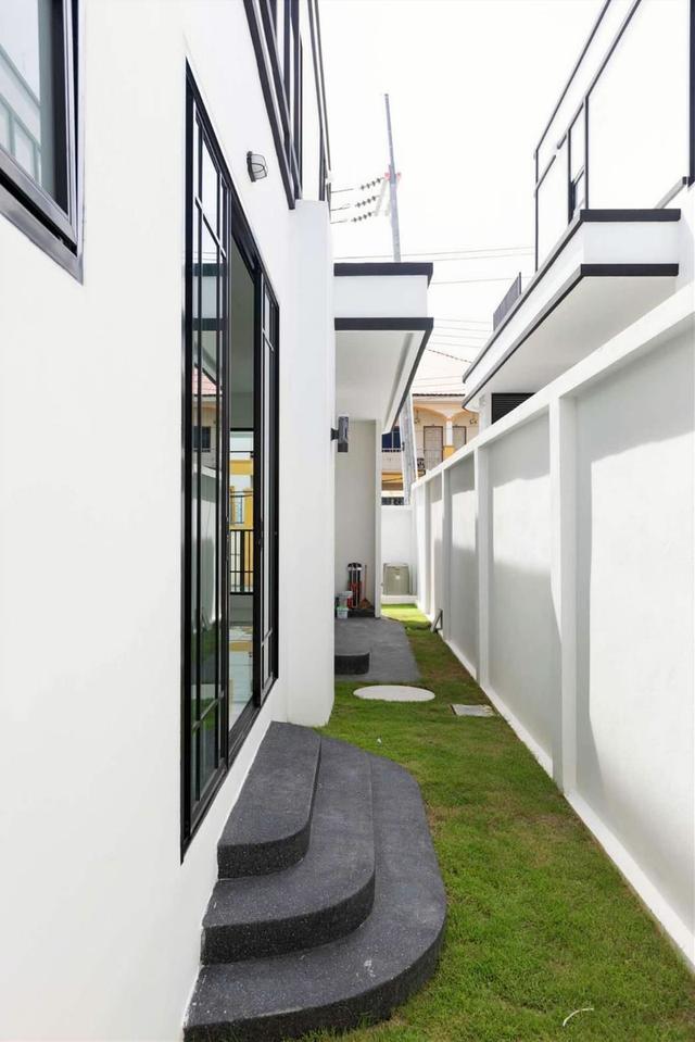 ขายบ้านแฝดสร้างใหม่ พัทยากลาง ราคาเริ่มต้น 4.99 ล้าน หน้าบ้านกว้าง 3 นอน 3 น้ำ พื้นที่ใช้สอยเยอะ 16