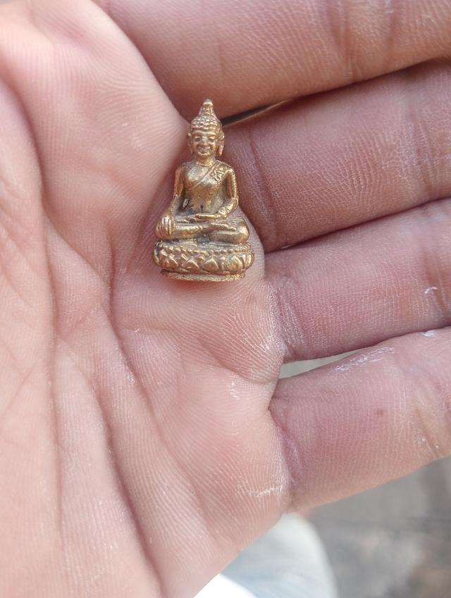 รูปหล่อกริ่งพระสิงห์ 1 ครูบาชุ่มปลุกเสก เนื้อมวลสารชัดเจน  ครูบาบุญชุ่ม ปัจจุบัน เป็นที่ความเคารพศรัทธา ไม่ว่าจะเป็นชาวไทย และ ต่างชาติ ( คนพม่า ,คนไท