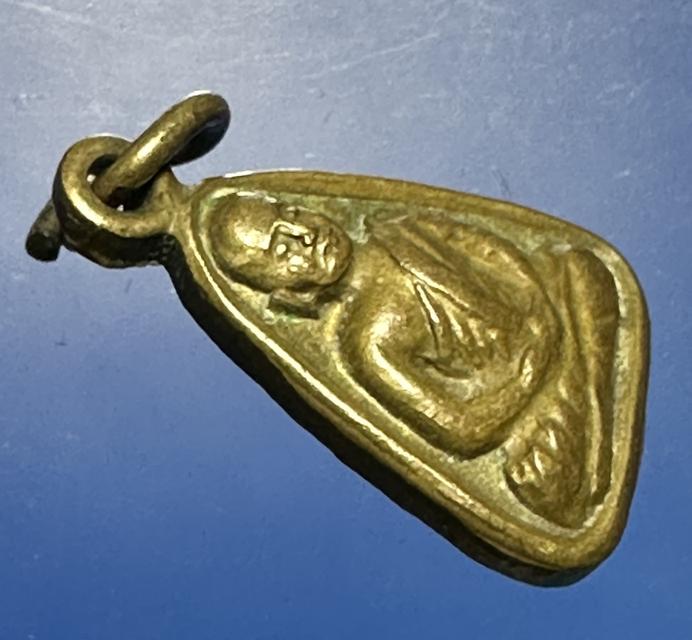 เหรียญจอบเล็ก หลวงพ่อเงิน วัดบางคลาน หลังพระราชวิมลเมธี (หลวงพ่อบุญมา) อดีตเจ้าอาวาสวัดทับคล้อ จ.พิจิตร เนื้อทองฝาบาตร 3