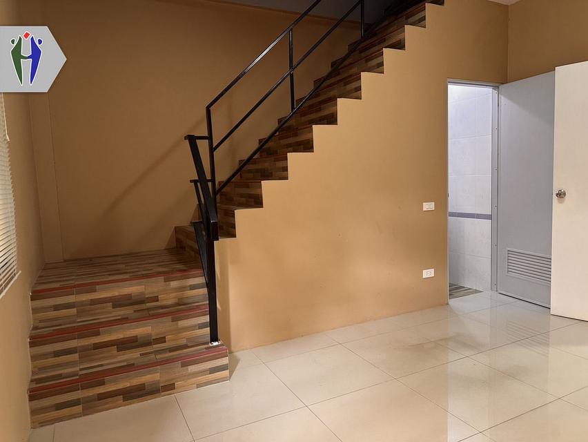 อาคารพาณิชย์ ซอยเขามะกอก ชัยพฤกษ์ พัทยา ให้เช่า • ชั้นที่ 1 สามารถทำการค้าได้ ทำเป็นออฟฟิศ ติดตั้งประตูกระจกแล้ว 22 ตารางวา • ชั้นที่ 2 1 ห้องนอน ห้อง 3