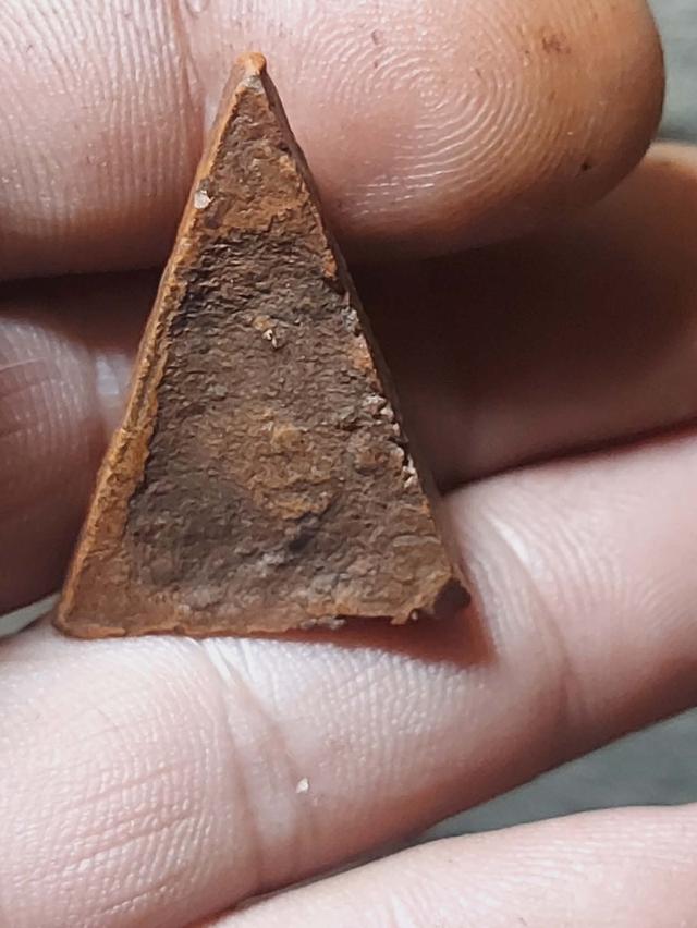 พระเครื่อง สมเด็จนางพญา กรุวัดนางพญา จังหวัดพิษณุโลก พิมพ์เข้าโค้ง(เข่าใน) รูปที่ 2