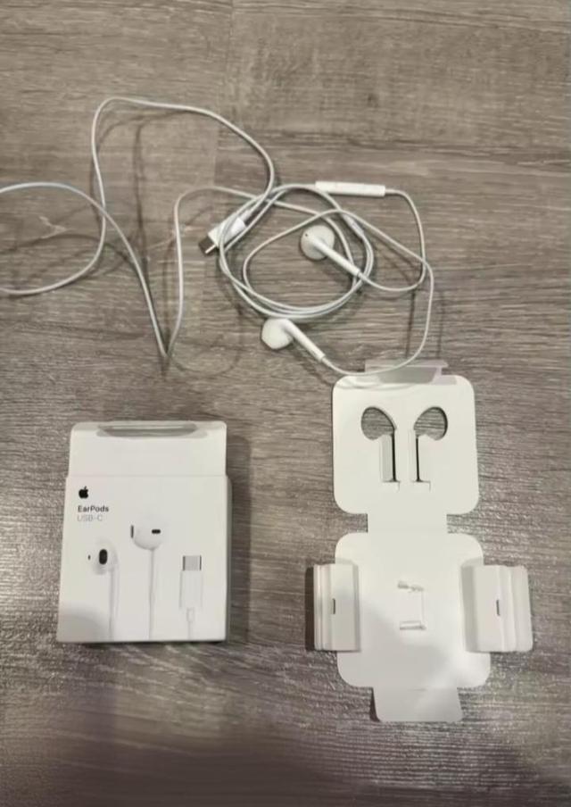 หูฟัง iphone usb-c มือสองครบกล่อง