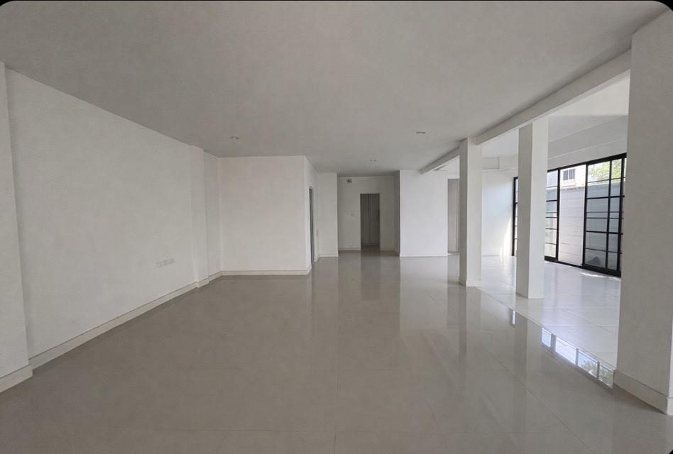 ประกาศขาย / ให้เช่า อาคารพาณิชย์ 2 คูหา หลังมุม ใกล้เมกาบางนา อาคารพาณิชย์ 3 ชั้นครึ่ง พร้อมห้องดาดฟ้า ขนาด 2 คูหา หลังมุม เนื้อที่ 46 ตารางวา พื้นที่ 9