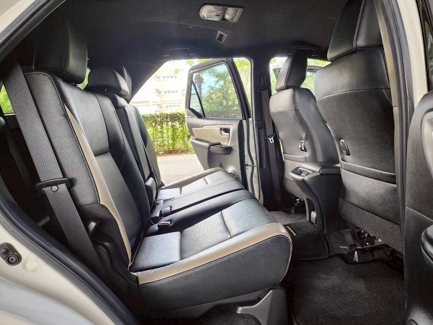 ขายรถ Toyota Fortuner 2.8 Legender 4WD ปี 2022 สีขาว เกียร์ออโต้ 10