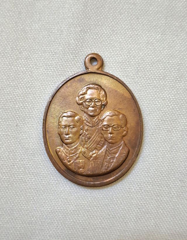เหรียญ 3 พระองค์ ปี 2542 เฉลิมพระเกียรติ 6 รอบ ร.9 เนื้อทองแดง สมเด็จย่า รัชกาลที่ 8 รัชกาลที่ 9 เหรียญสะสม เหรียญที่ระลึก