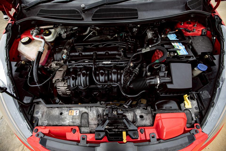 Ford Fiesta 1.5 Sport 5 ประตู สีแดง เกียร์ออโต้ ปี 2012  11