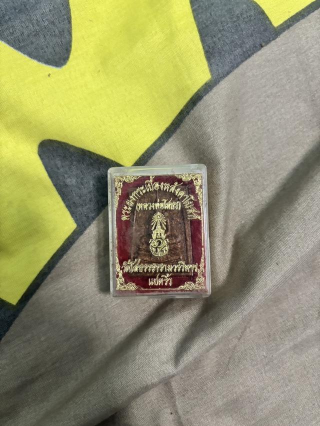 พระผงกระเบื้องหลังคาโบสถ์ หลวงพ่อโสธร ปี38 (ล) รายละเอียด พระผงกระเบื้องหลังคาโบสถ์ หลวงพ่อโสธร ปี38 (ล) (20019) พิมพ์เล็ก วัดโสธรวราวรวิหาร แปดริ้ว ร