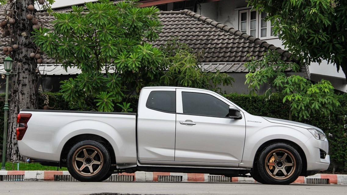 ISUZU D-MAX SPACECAB 1.9 Ddi L DA ปี 2020 (โฉม SPACECAB 19-ปัจจุบัน) เครื่องยนต์ดีเซล สีเทา เกียร์ธรรมดา(MT) ไมล์เพียง 124,683 ช่วงล่างแน่นๆ 4