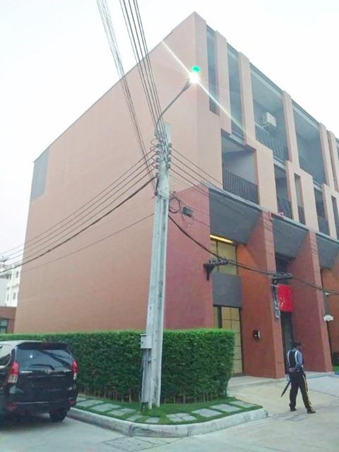 ถ.เพชรเกษม77-81 โฮมโปร เพชรเกษม 2.5 กม. ให้เช่าอาคาร 3.5 ชั้นหลังริม 28 ตร.วา.350 ตร.ม. 5 นอน 3 น้ำ ตลาดอุ่นเรือน 1.1 กม 5