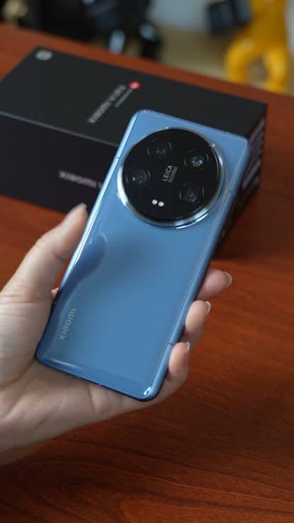 Xiaomi 14 Ultra สีฟ้าน้ำเงิน
