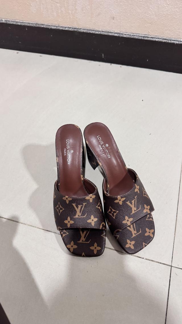 รองเท้า ส้นสูงหลุยส์ รูปที่ 5