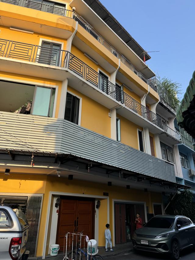 บ้านตึกแถว ทำเลดีใกล้รถไฟฟ้า 2