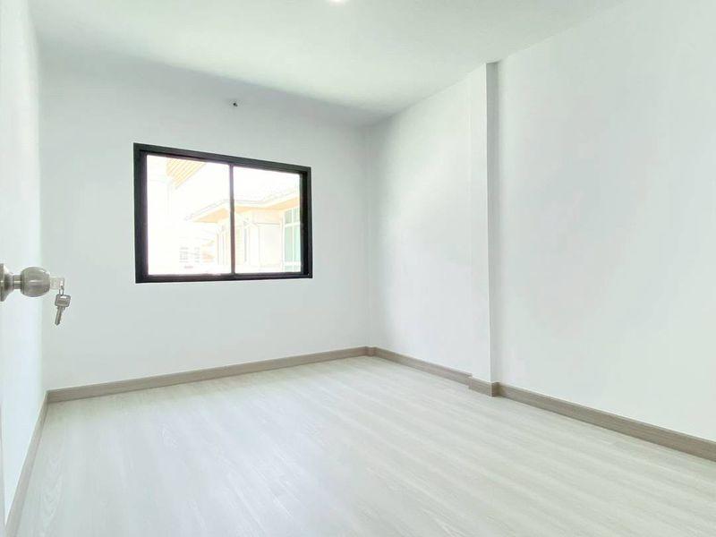 หมู่บ้านหงส์ประยูร3  แยกบางพลู ทาวน์เฮาส์ 2 ชั้น ตกแต่งใหม่พร้อมอยู่  มีระเบียงด้านหน้าใกล้ถนนรัตนาธิเบศร์   โครงการมี ระบบรักษาความปลอดภัย 15