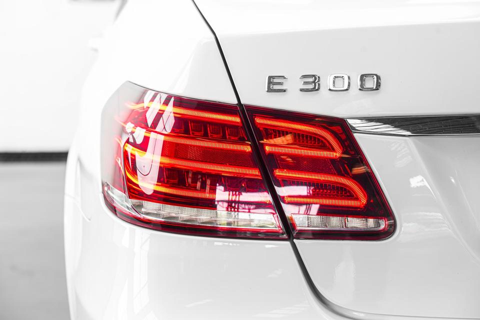 2013 Mercedes-Benz E300 2.1 W212 BLUETEC HYBRID Sedan สีขาว เครื่องดีเซล+ไฟฟ้า เลขไมล์ 88378 กม. 7