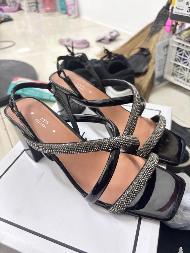 รองเท้าส้นสูง แบรนด์LYN 2