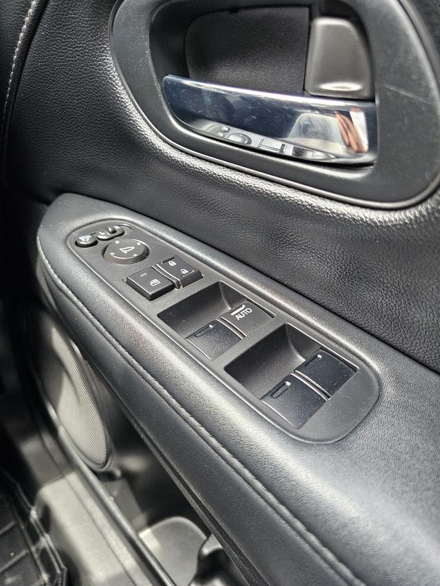 HONDA HR-V 1.8 E CVT ปี 17 AT 16