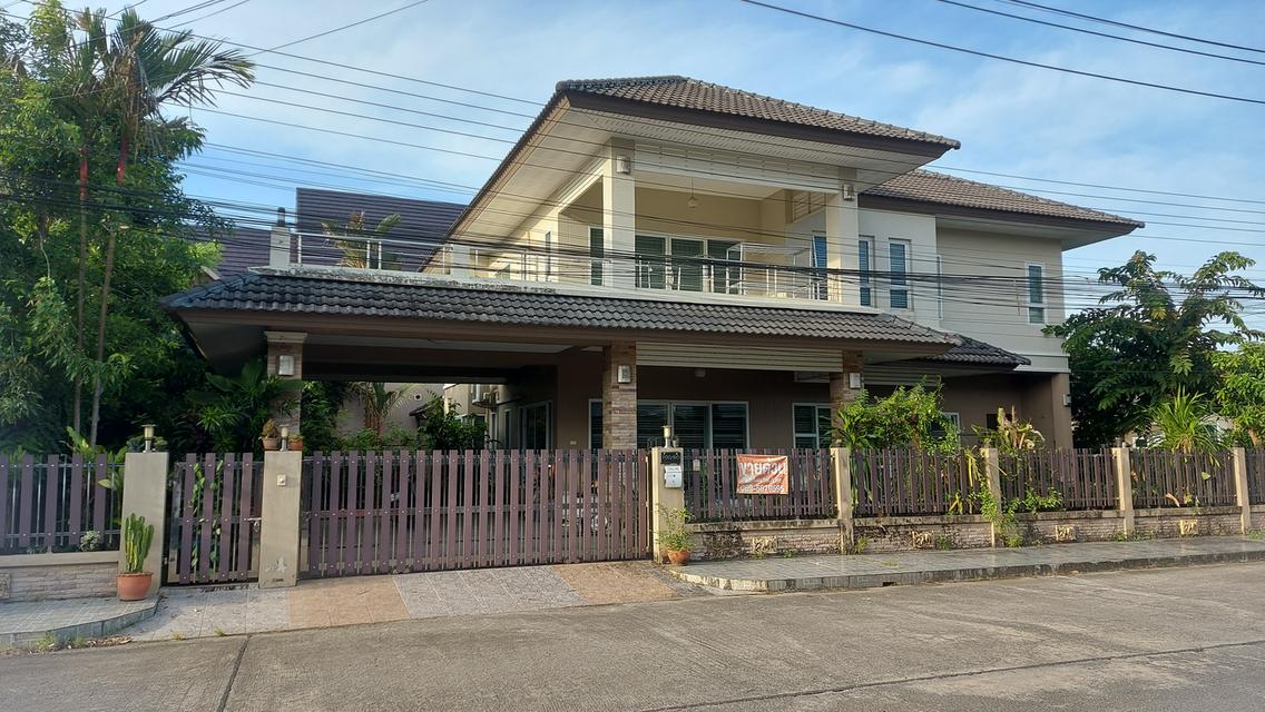 บ้านเดี่ยว 2 ชั้น 5 ห้องนอน 4 ห้องน้ำ ห้องครัว ห้องรับแขก  ระเบียงดาดฟ้า บ่อปลาคราฟ ปั้มน้ำ ถ้งเก็บน้ำ ซักล้าง สวน แอร์ 5 ตัว มุ้งลวดพร้อมม่าน 3