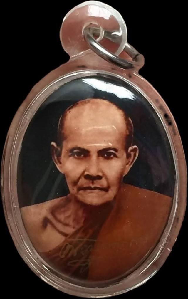 #ล็อกเก็ตครึ่งองค์หลวงปู่มั่นด้านหลังมวลสารเม็ดพระธาตุของพระสายวัดป่ากรรมฐาน*มวลสารศักดิ์สิทธิ์*