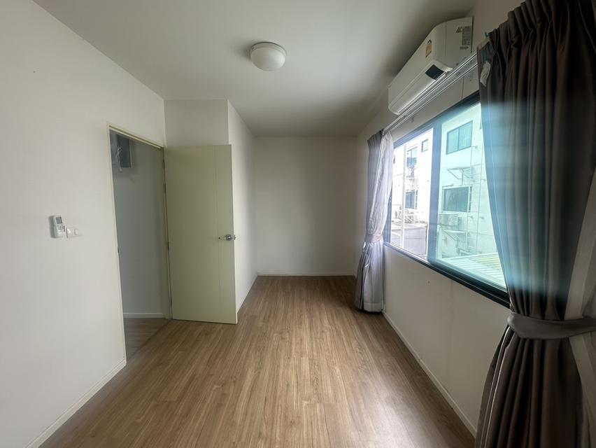 หาผู้สนใจเช่าบ้านกลางเมืองรามอินทรา ทาวน์โฮม3ชั้น 3ห้องนอน3ห้องน้ำ1ห้องนั่งเล่นจอดรถ2คันแอร์และม่านครบทุกห้อง ต่อเติมลานซักล้างหลังบ้านพร้อม 6