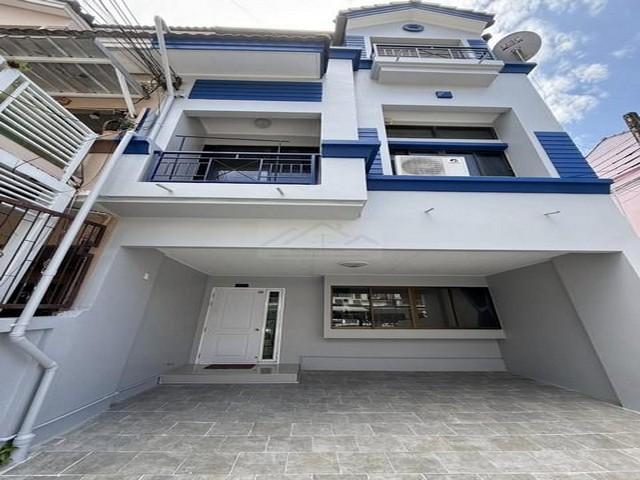 PB5838 ให้เช่าทาวน์โฮม 3.5 ชั้น ย่านรัชดา เหม่งจ๋าย หมู่บ้านบ้านกลางเมือง1 ซอยสหการประมูล 1