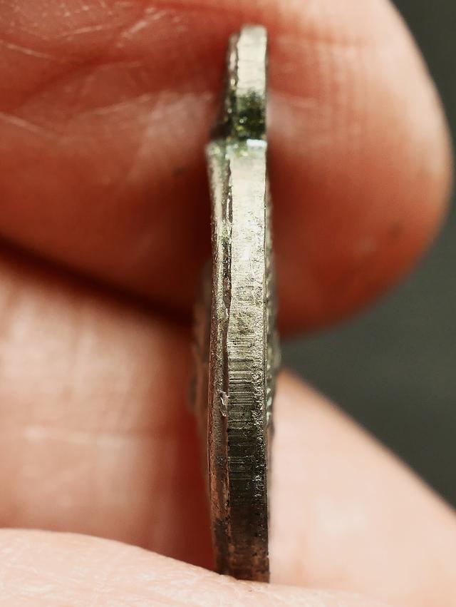 หรียญเม็ดแตง หลวงปูทวด หน้าผาก3เส้น หลัง ณแตก ปี 06...เก่า 7