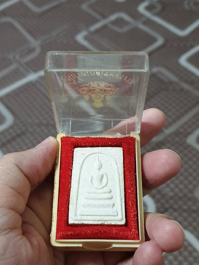 พระกำลังแผ่นดิน หรือมักเรียกกันว่า พระสมเด็จจิตรลดา รุ่น 2 (รุ่นบูรณะมณฑป) วัดโปรดเกศเชษฐาราม กล่องกำมะหยี่แดง รูปย่อยที่ 2