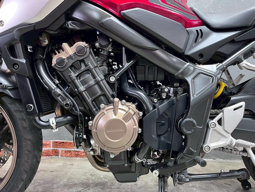 CB 650 R 8