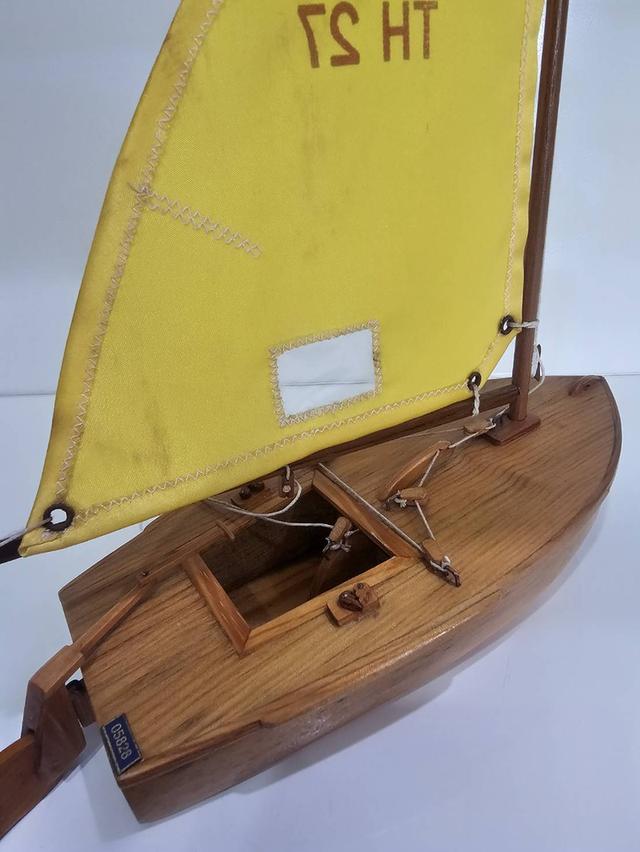 เรือใบมด จำลอง พระบาทสมเด็จพระเจ้าอยู่หัวรัชกาลที่ 9 ปี 2539 พร้อมกล่องผ้าไหม ของสะสมหายาก สภาพสมบูรณ์