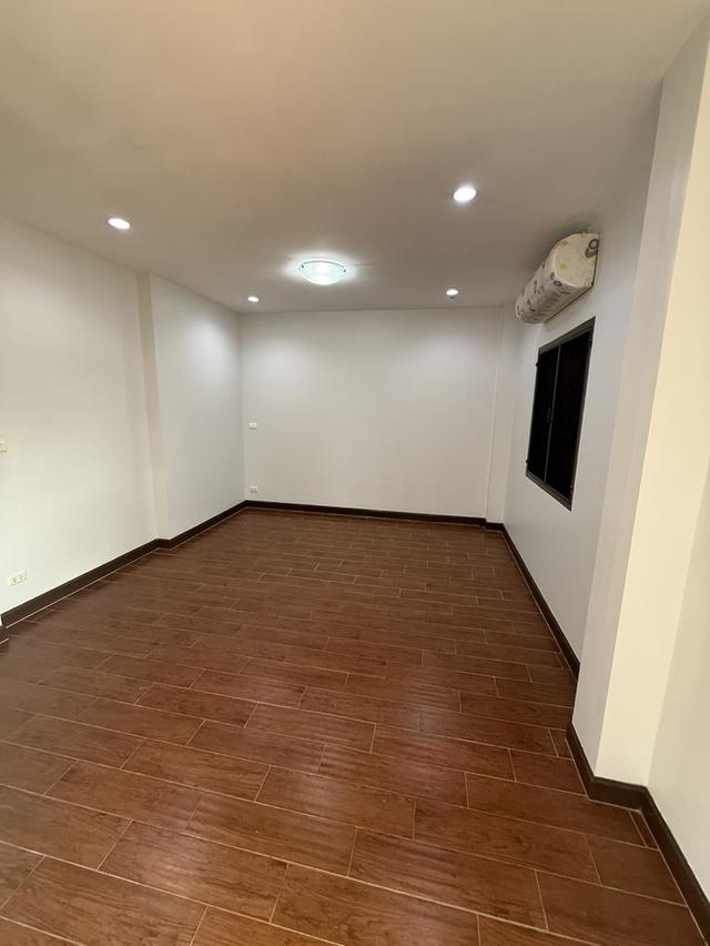 ขายบ้านเดี่ยว หมู่บ้านลีฟวิ่งนารา ซ.เคหะร่มเกล้า 64 แขวงคลองสองต้นนุ่น เขตลาดกระบัง เนื้อที่71ตารางวา  4ห้องนอน 4ห้องน้ำ ติดโซลาเซลล์(ขายไฟได้) 11