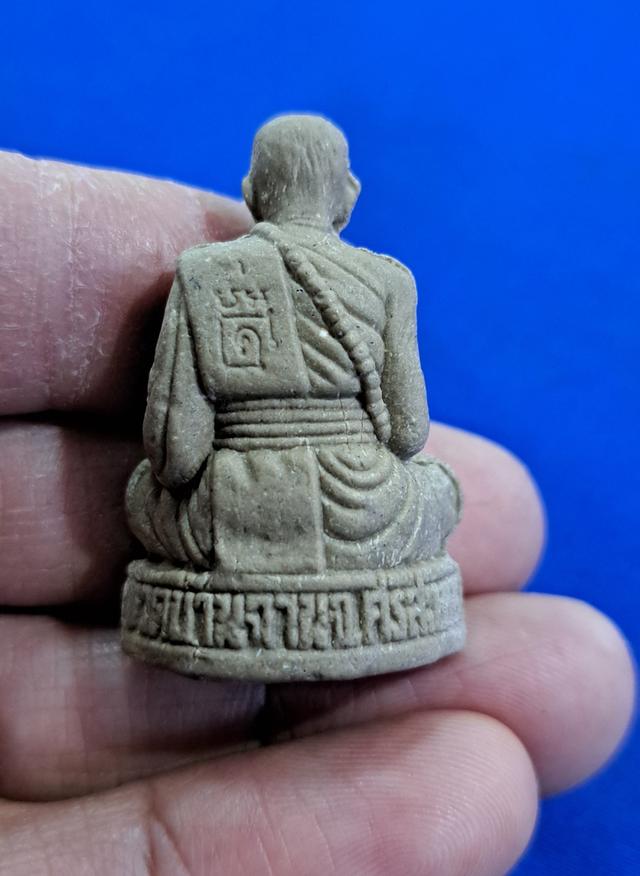 รูปหล่อเนื้อผงลอยองค์ #หลวงปู่หมุน ฐิตสีโล วัดบ้านจาน จังหวัด ศรีสะเกษ รุ่น รวยรุ่งเรือง เนื้อผงพุทธคุณ ปี2546แท้ทันหลวงปู่หมุนปลุกเสกครับ รูปที่ 4