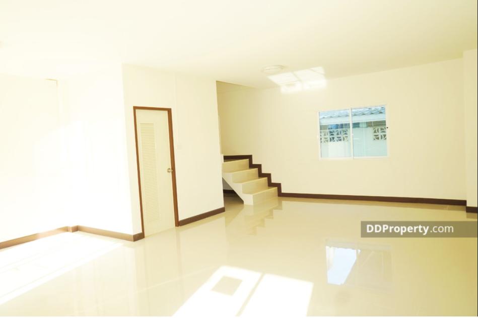 ขายทาวน์เฮ้าส์ 3 ชั้น ทำเลดี ใกล้ BTS/MRT บางหว้า (บางแวก 69 แยก 3) หน้ากว้าง 6 เมตร จอดรถได้ 2 คัน พร้อมเข้าอยู่ 4