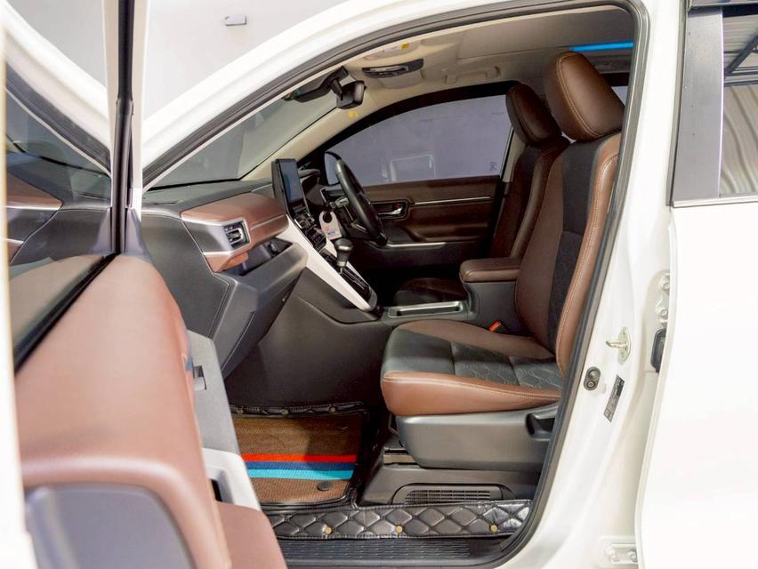 Toyota Innova Zenix 2.0 Hev Premium ปีจด 2024 16