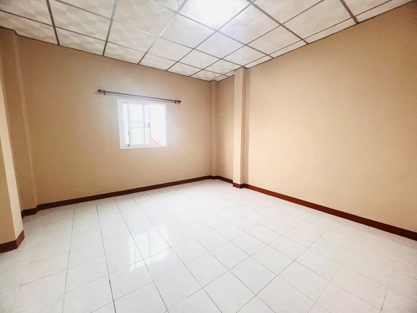 บ้านอมรทรัพย์ อยู่วิทยา 18 เขตหนองจอก บ้านสวยรีโนเวทใหม่ 2 ชั้น 30.5 ตร.วา 4 นอน 3 น้ำ จอดรถ 2 คัน 9