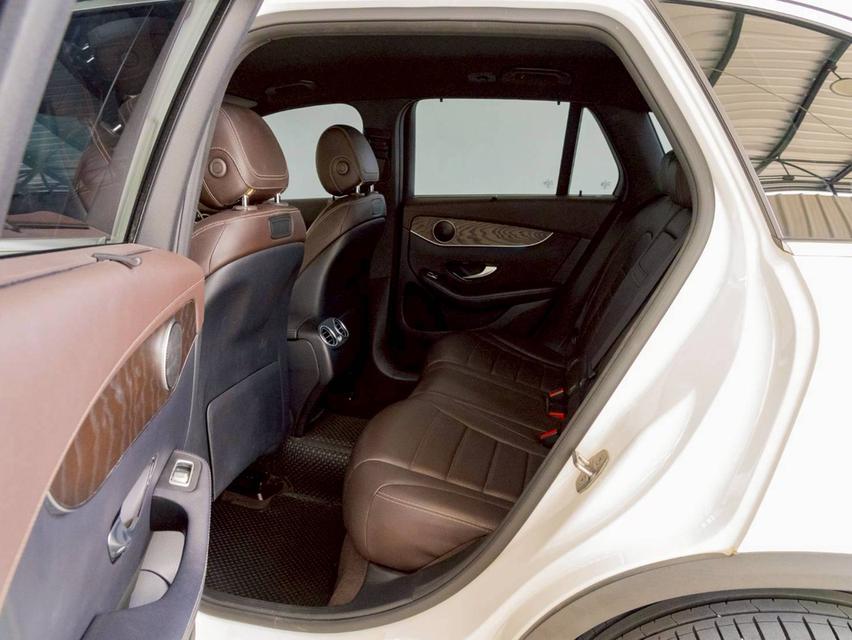Mercedes Benz GLC 250d AMG ปี จด 2019 13