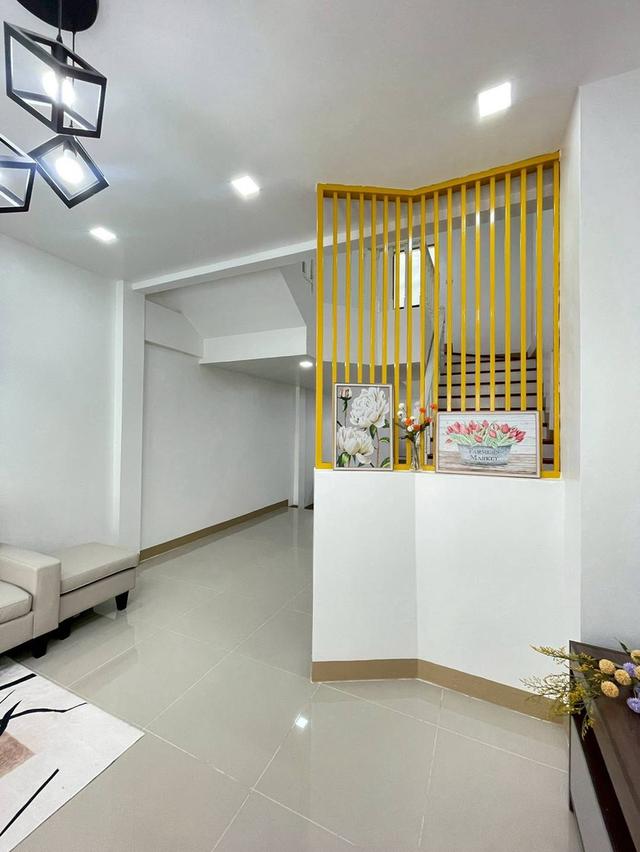 หมู่บ้านนันทนาการ์เด้น บางคูวัด ปทุมธานี ทาวน์เฮาส์ 2 ชั้น  ครึ่ง บ้านเล่นระดับ ห้องโถ่งชั้นล่าง เล่นระดับ ในหมู่บ้านมีสระว่ายน้ำ ฟิตเนส รปภ ตลอด 24 6