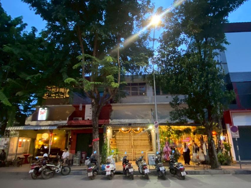 ขายอาคารพาณิชย์ 2 ชั้น 2 คูหา พร้อมผู้เช่า 34 ล้านบาทเท่านั้น ติดถนนหลักสี่แยกกลางเวียงใกล้กับศาลหลักเมือง เมืองเชียงใหม่