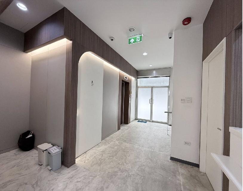 ให้เช่าอาคารสำนักงาน 8 ชั้น มีลิฟท์โดยสารในอาคาร ซอยศรีนครินทร์ 40 เข้าซอยไม่ลึก 11