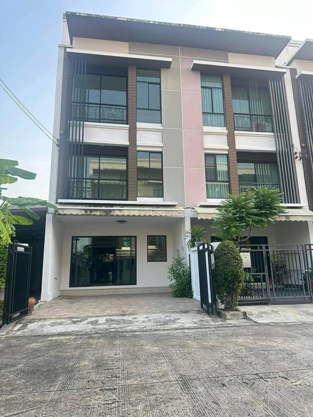 ขายทาวน์โฮม3ชั้นบ้านกลางเมืองนวมินทร์42บึ้งกุ่มกรุงเทพ เนื้อที่ : 33 ตร.ว. ขนาดหลังมุมพร้อมอยู่ บ้านกลางเมือง นวมินทร์42 เขตบึงกุ่ม กรุงเทพน 1