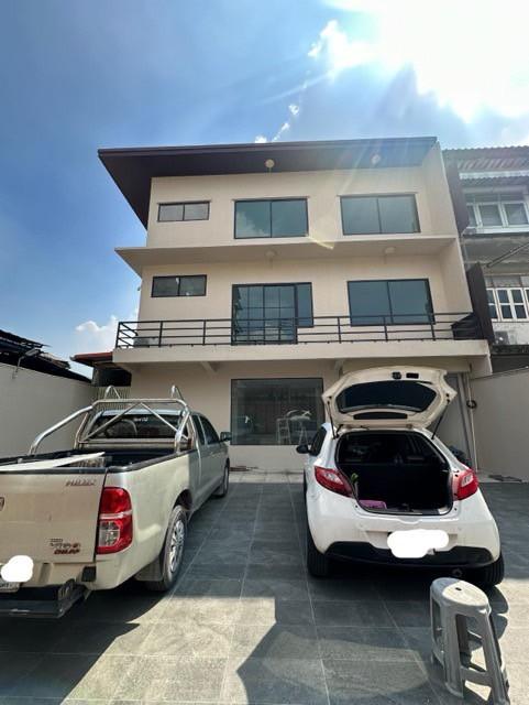 ให้เช่าออฟฟิศสำนักงาน 3 ชั้น เนื้อที่ 102 ตารางวา Location สาทร เซนหลุยส์ ถนนจันทน์ ใกล้ bts เซนหลุยส์ สามารถจอดรถได้ 3-4 คัน จดทะเบียนบริษัทได้ 7