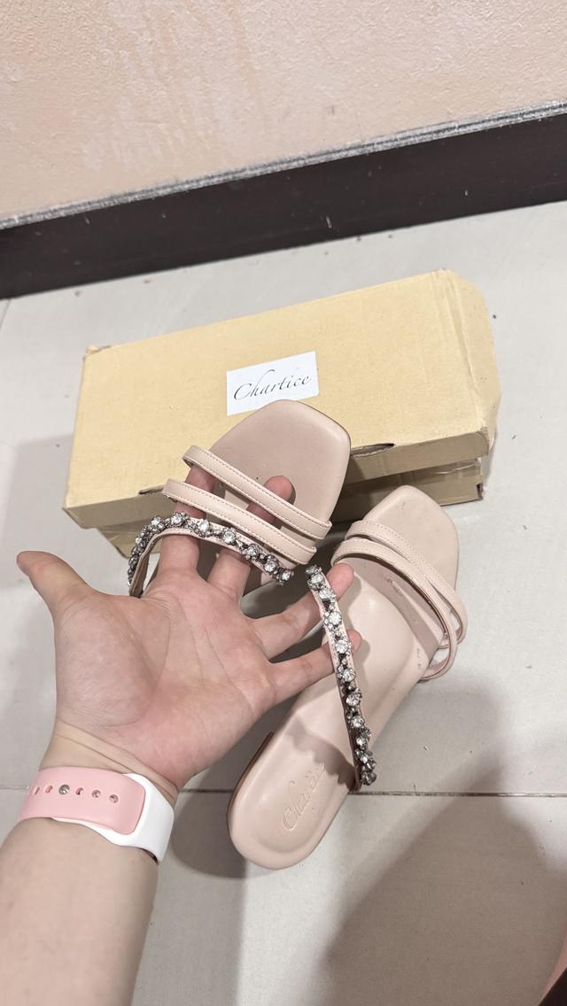 Chartice ซึ่งเป็นรองเท้าแฟชั่นที่มีดีไซน์สายคาดประดับเพชรหรือมุกให้ลุคที่ดูหรูหรา รูปที่ 2