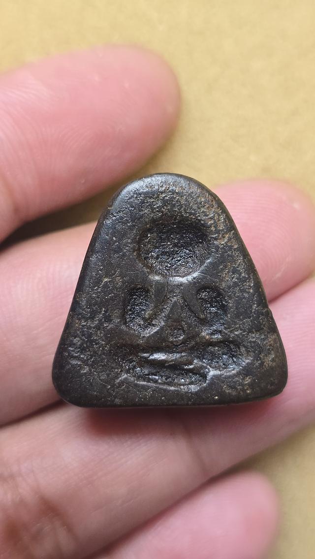 พระปิดตาหลวงพ่อแก้ว วัดเครือวัลย์ พิมพ์ใหญ่หลังแบบ รูปที่ 2