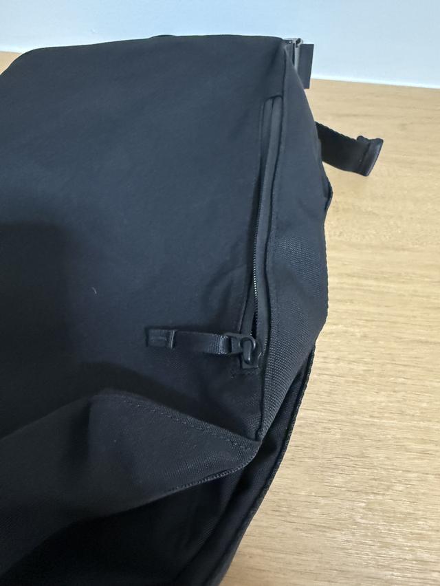 กระเป๋าสะพายข้าง uniqo