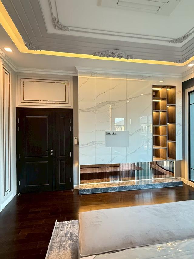 ขายหรือให้เช่าบ้านเดี่ยวสุดหรู 2 ชั้น แกรนด์บางกอกบูเลอวาร์ด กรุงเทพกรีฑา เลี้ยงสัตว์ได้ ตกแต่งจัดเต็ม คลองสามประเวศ เขตลาดกระบัง 9